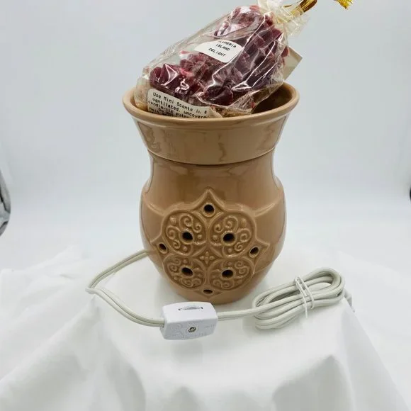 Electric scented wax melter with plumeria wax included - Picture 7 of 9